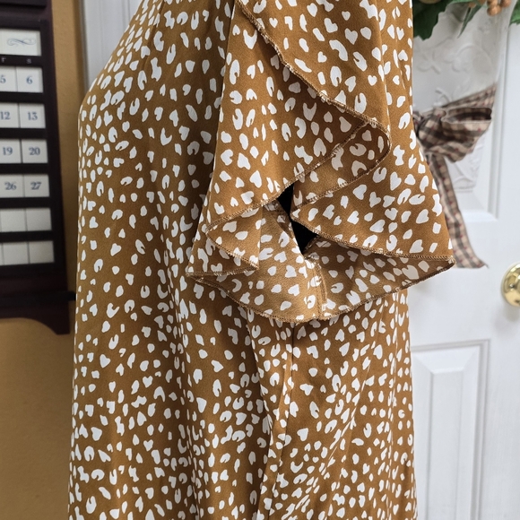 NWOT WOMEN'S SUMMER BLOUSE V-NECK PETAL PETAL CUT SLEEVES - Picture 2 of 5